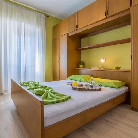 Two-bedroom 1 Apartment *